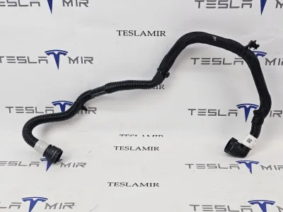 Шланг системы охлаждения заднего мотора Tesla Model Y 2025