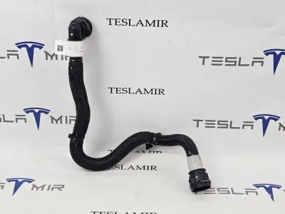 Шланг системы охлаждения заднего мотора Tesla Model Y 2025