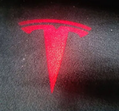 Фонарь подсветки двери красный (лампочка подсветки) Tesla Model Y 2022 — фото 4