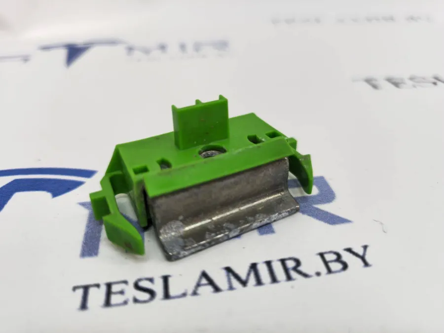 Крепеж прижимной модулей основной батареи Tesla Model 3 2021 — фото 1