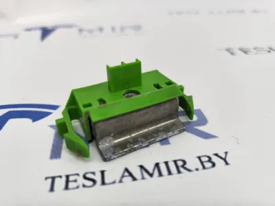 Крепеж прижимной модулей основной батареи Tesla Model 3 2021