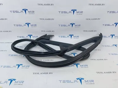 Уплотнитель дверного проема передний правый Tesla Model 3 2022