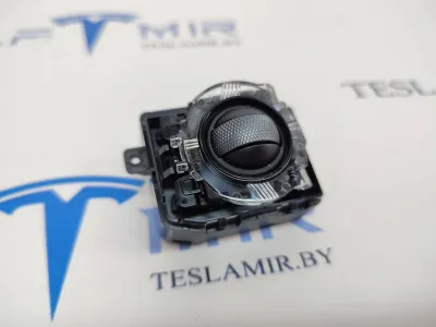 Кнопки управления на руле Tesla Model 3 2022