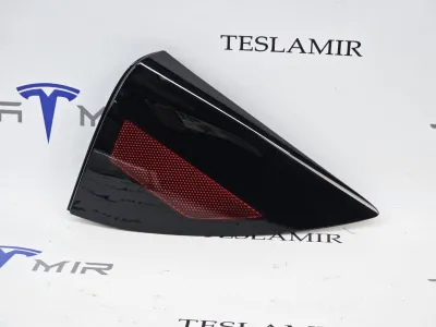 Отражатель правый Tesla Model Y 2025