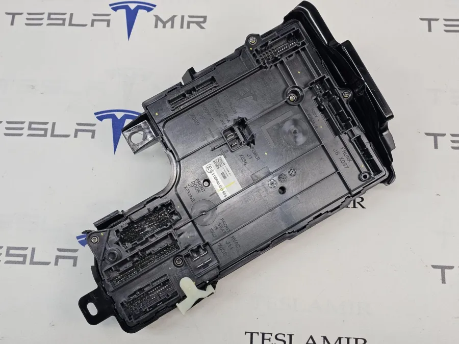 Блок управления BCM (бортовой сети) (Body Control Module) Боди левый Tesla Model Y 2025 — фото 1