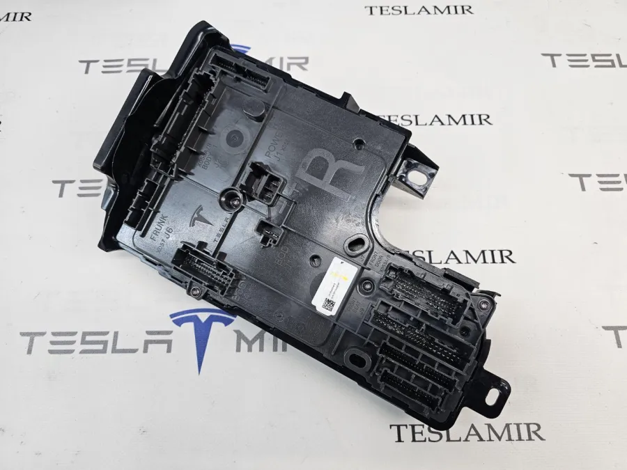 Блок управления BCM (бортовой сети) (Body Control Module) Боди правый Tesla Model Y 2025 — фото 1