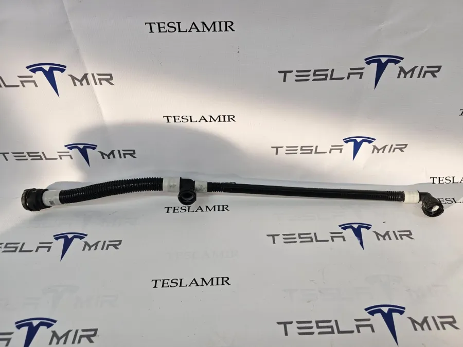 Патрубок системы охлаждения пластиковый передний правый Tesla Model 3 2024 — фото 1