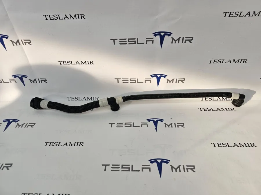 Патрубок системы охлаждения пластиковый передний правый Tesla Model 3 2024 — фото 1
