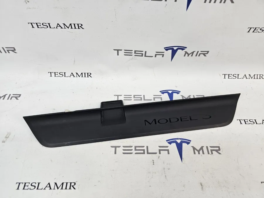 Накладка на порог правая Tesla Model 3 2024 — фото 1