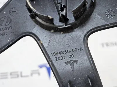 Колпачок литого диска Tesla Model 3 2024 — фото 3