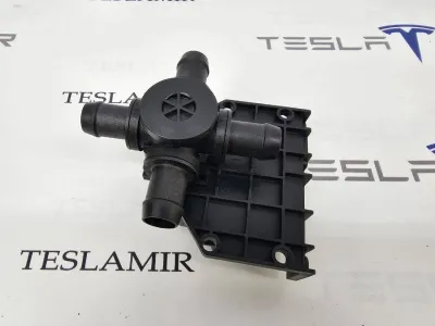 Клапан 4-х ходовой системы охлаждения Tesla Model S 2018 — фото 3