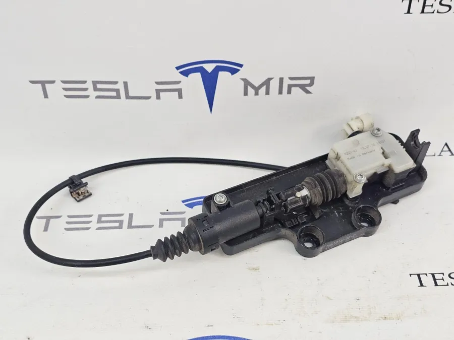 Электропривод (активатор, актуатор) замка капота левый Tesla Model S 2018 — фото 1
