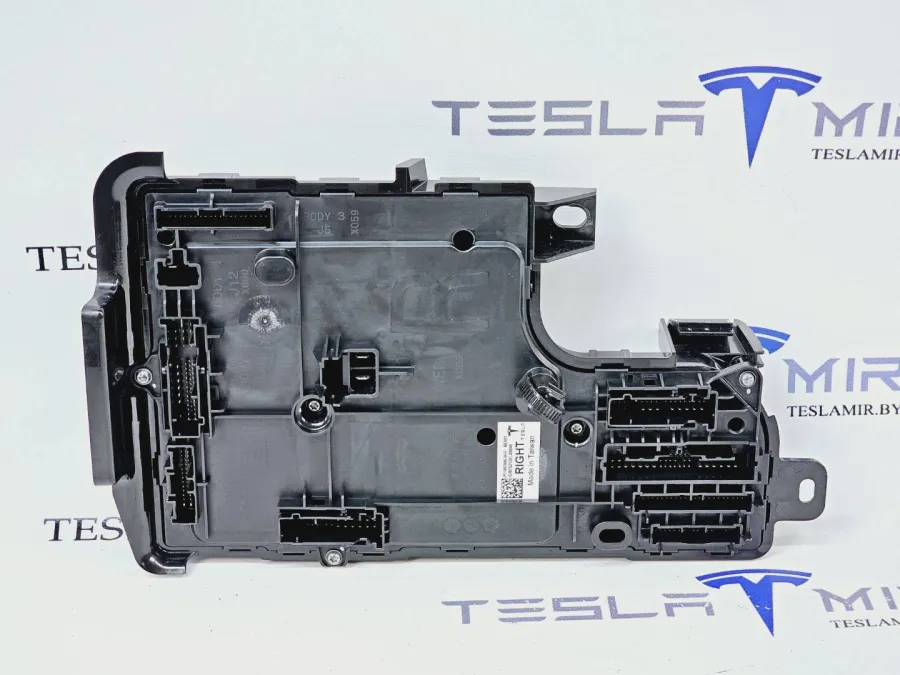 Блок управления BCM (бортовой сети) (Body Control Module) Боди правый Tesla Model Y 2021 — фото 1