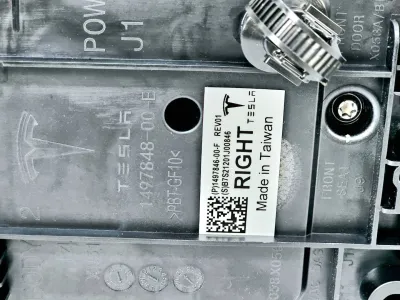 Блок управления BCM (бортовой сети) (Body Control Module) Боди правый Tesla Model Y 2021 — фото 2