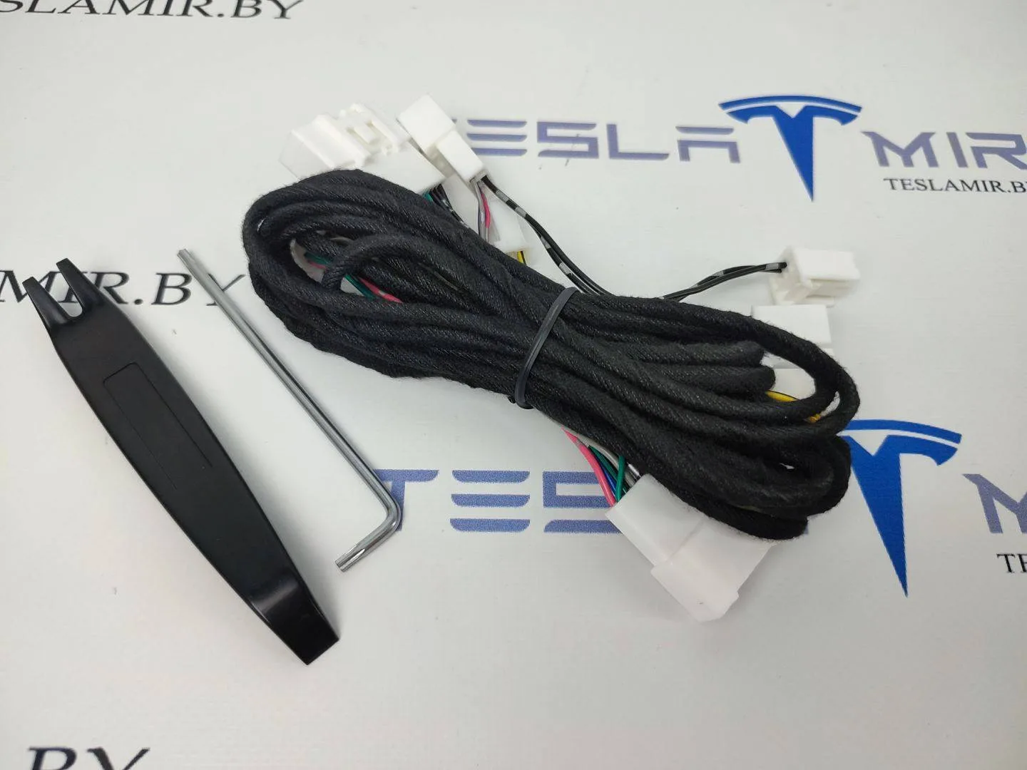 Проводка активации дополнительных динамиков Tesla Model 3 2022 — фото 1