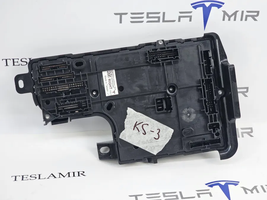 Блок управления BCM (бортовой сети) (Body Control Module) Боди правый Tesla Model Y 2020 — фото 1