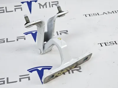 Петля крышки багажника левая Tesla Model Y 2020