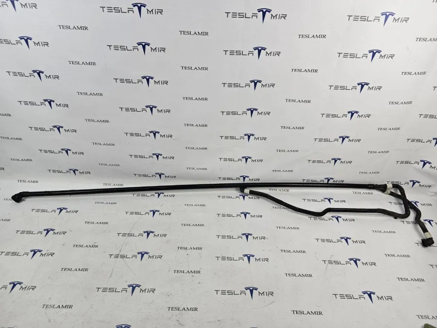 Патрубок системы охлаждения пластиковый Tesla Model 3 2020 — фото 1