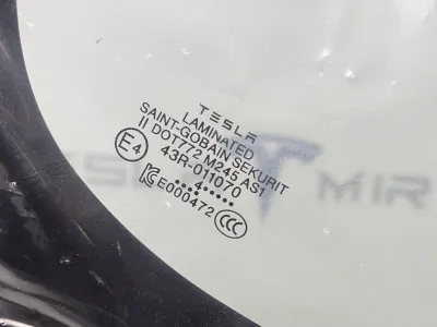 Стекло лобовое Tesla Model 3 2025 — фото 2