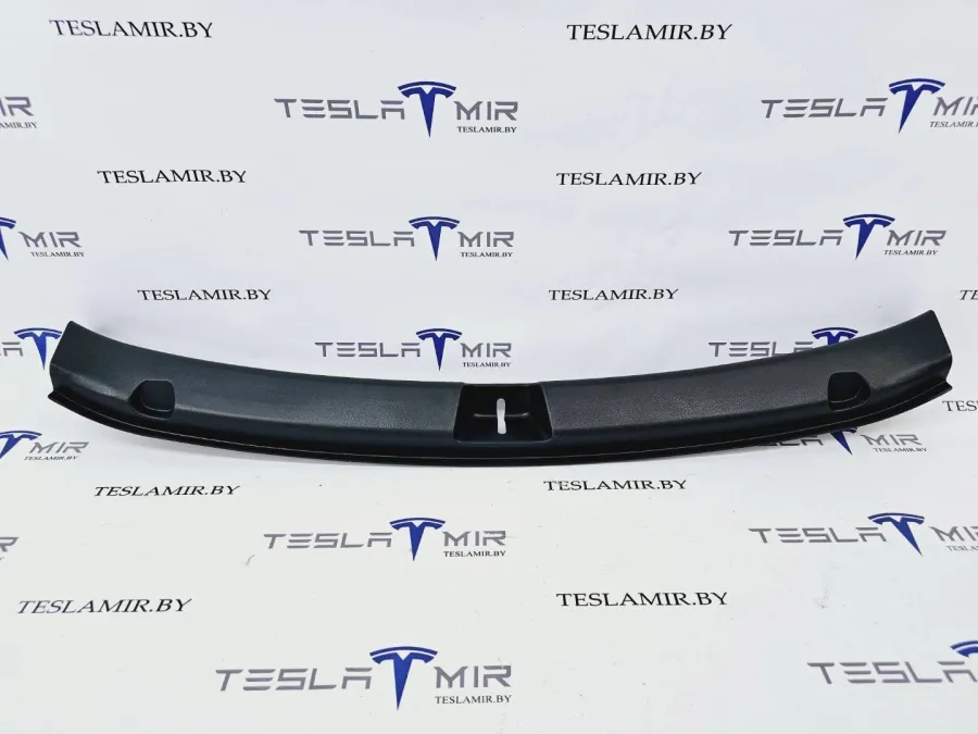 Отделка багажника (пластик) под замок Tesla Model Y 2021 — фото 1