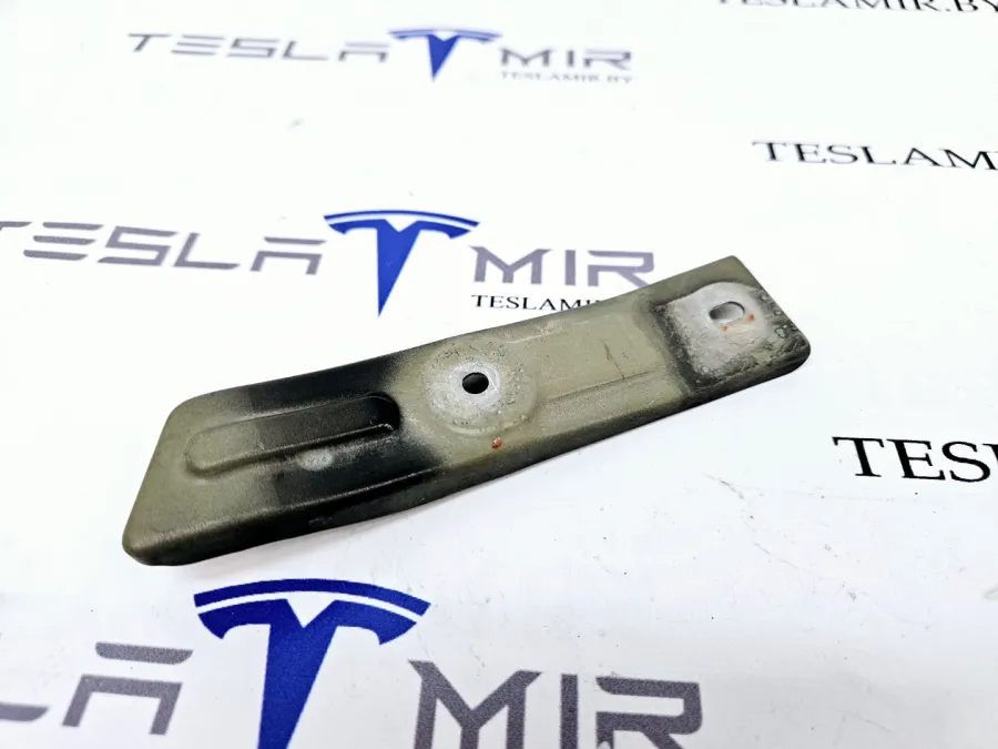 Кронштейн крыла левый Tesla Model S 2017 — фото 1