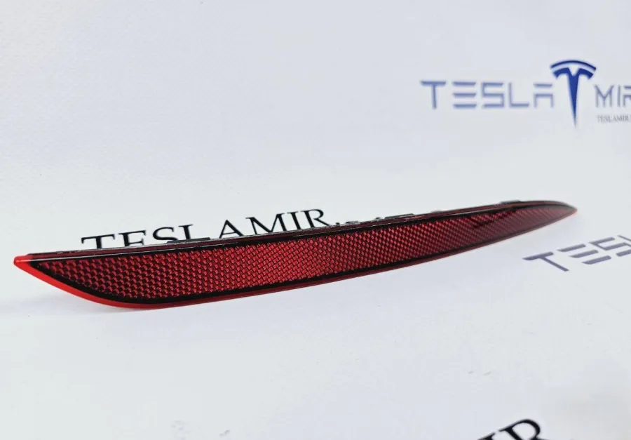 Катафот заднего бампера (отражатель) правый Tesla Model Y 2021 — фото 1