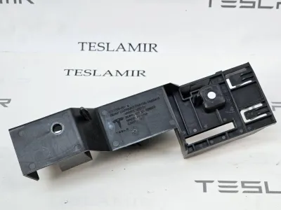 Кронштейн передней панели (телевизора) Tesla Model 3 2025