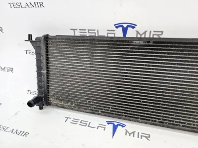 Радиатор охлаждения основной центральный Tesla Model S 2018 — фото 2