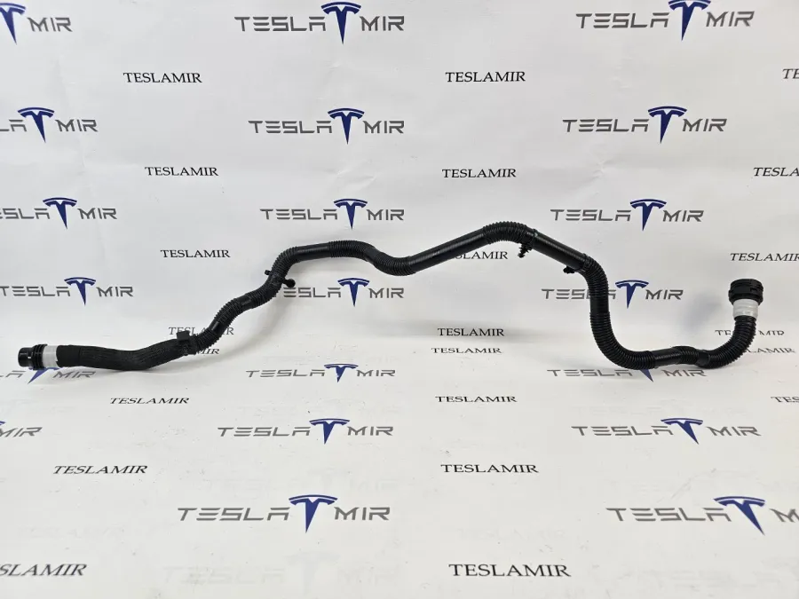 Патрубок системы охлаждения пластиковый передний Tesla Model 3 2024 — фото 1