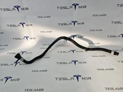 Патрубок системы охлаждения пластиковый передний Tesla Model 3 2024