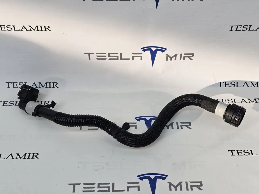 Патрубок системы охлаждения пластиковый передний Tesla Model 3 2024 — фото 1