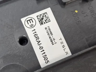 Блок управления BCM (бортовой сети) (Body Control Module) Боди левый Tesla Model 3 2024 — фото 2