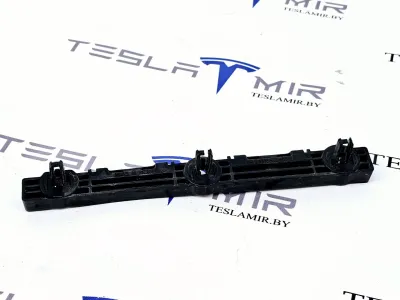 Кронштейн порога передний правый Tesla Model S 2017