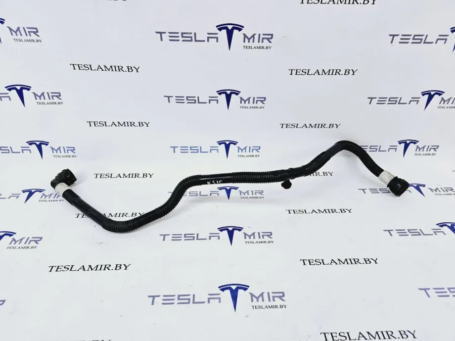 Патрубок системы охлаждения пластиковый передний Tesla Model Y 2021 — фото 1
