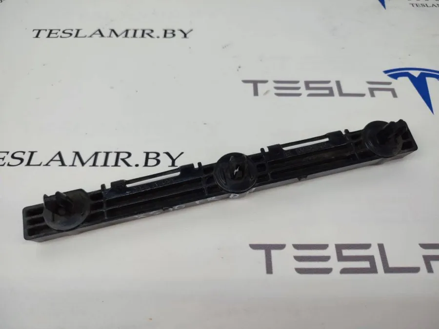Кронштейн порога передний правый Tesla Model S 2017 — фото 1
