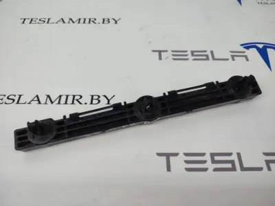 Кронштейн порога передний правый Tesla Model S 2017