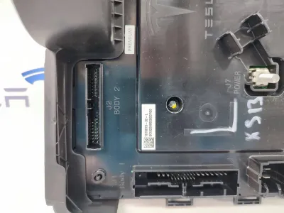 Блок управления BCM (бортовой сети) (Body Control Module) Боди левый Tesla Model 3 2020 — фото 2