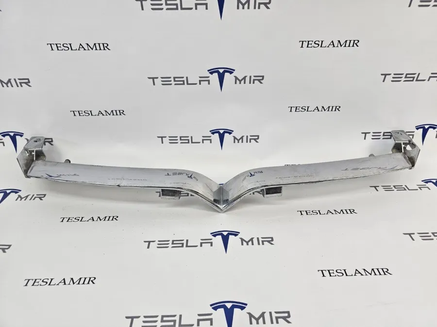 Накладка V-образная декоративная переднего гриля (птичка) Tesla Model S 2018 — фото 1