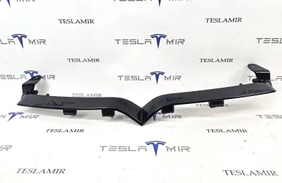 Накладка V-образная декоративная переднего гриля (птичка) Tesla Model S 2022