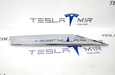 Накладка хром люверса правая нижняя Tesla Model S 2019