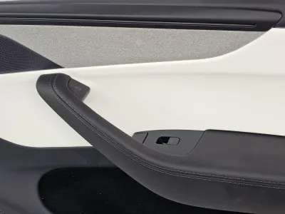 Обшивка двери передней правой Tesla Model Y 2025 — фото 2