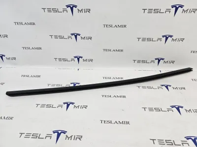 Молдинг двери передней правой Tesla Model 3 2023