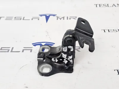 Петля двери передней верхняя правая Tesla Model 3 2019