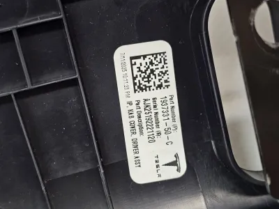 Подушка безопасности коленная водителя Tesla Model Y 2025 — фото 4