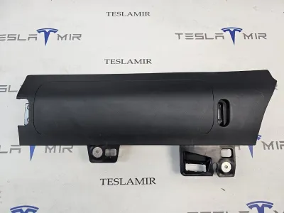 Подушка безопасности коленная пассажира Tesla Model Y 2025