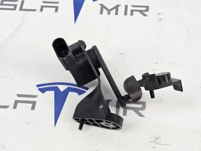 Датчик уровня пневмоподвески (положения кузова) задний правый Tesla Model S 2022 — фото 3