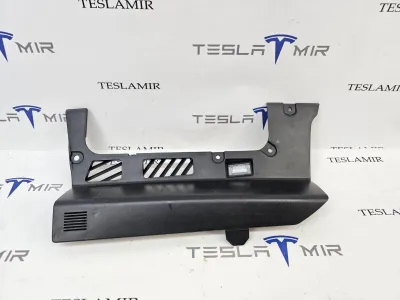Пластик салона Tesla Model Y 2023
