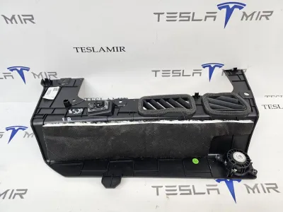 Пластик салона Tesla Model Y 2023 — фото 2
