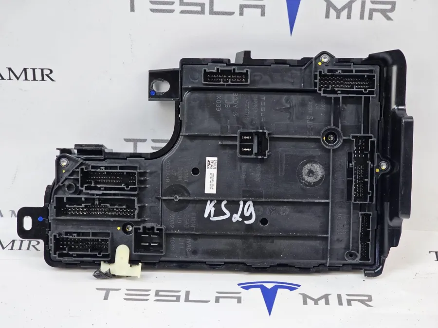 Блок управления BCM (бортовой сети) (Body Control Module) Боди левый Tesla Model Y 2024 — фото 1