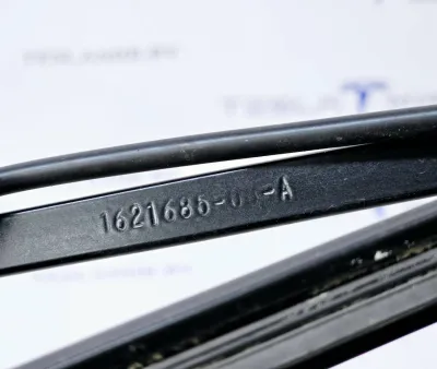 Щеткодержатель (поводок стеклоочистителя, дворник) левый Tesla Model 3 2022 — фото 2